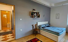 Lovely Central Apartment With Free Parking, Koezponthoz Koezeli 3 Szobas Lakas