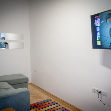 Lovely Central Apartment With Free Parking, Koezponthoz Koezeli 3 Szobas Lakas Дьєр Екстер'єр фото