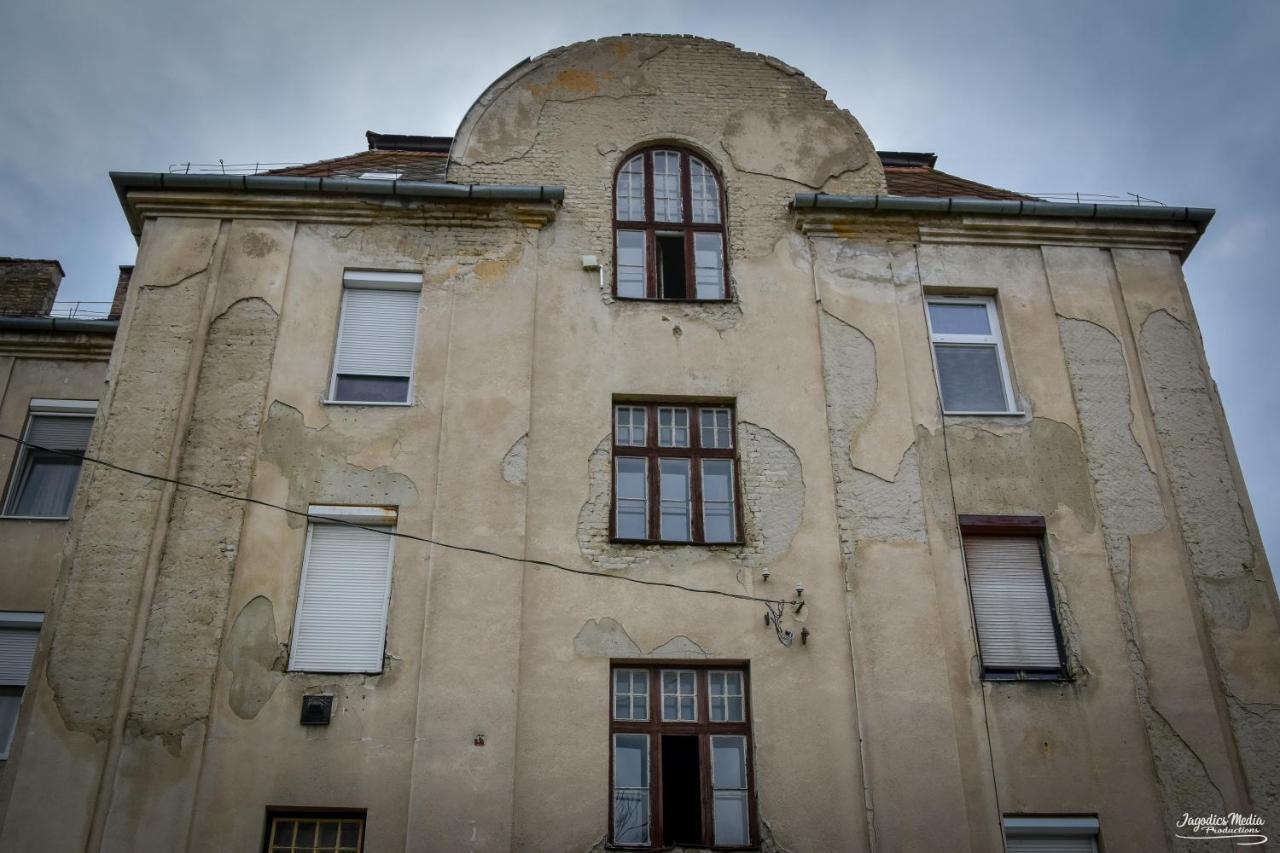 Lovely Central Apartment With Free Parking, Koezponthoz Koezeli 3 Szobas Lakas Дьєр Екстер'єр фото