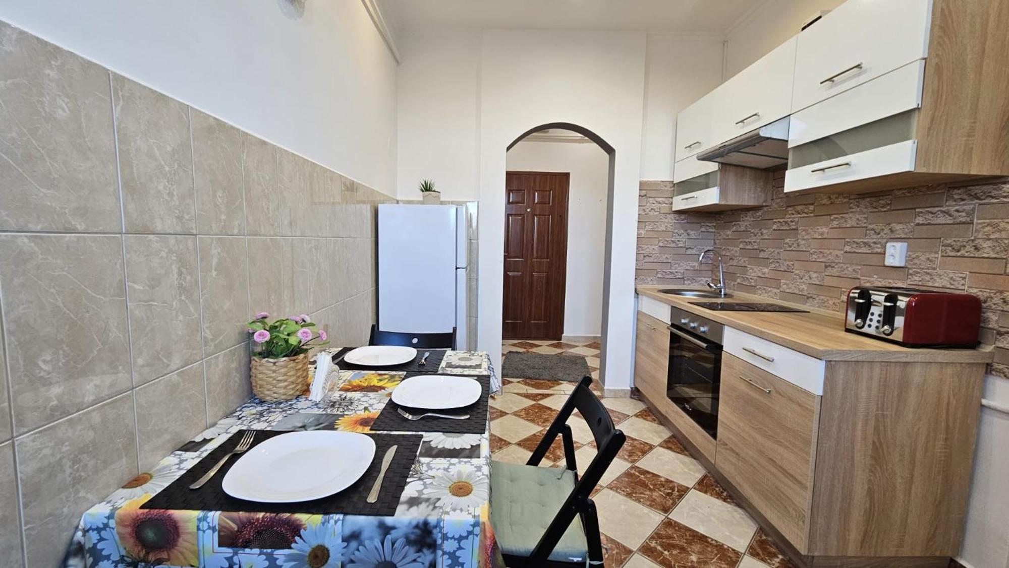 Lovely Central Apartment With Free Parking, Koezponthoz Koezeli 3 Szobas Lakas Дьєр Екстер'єр фото
