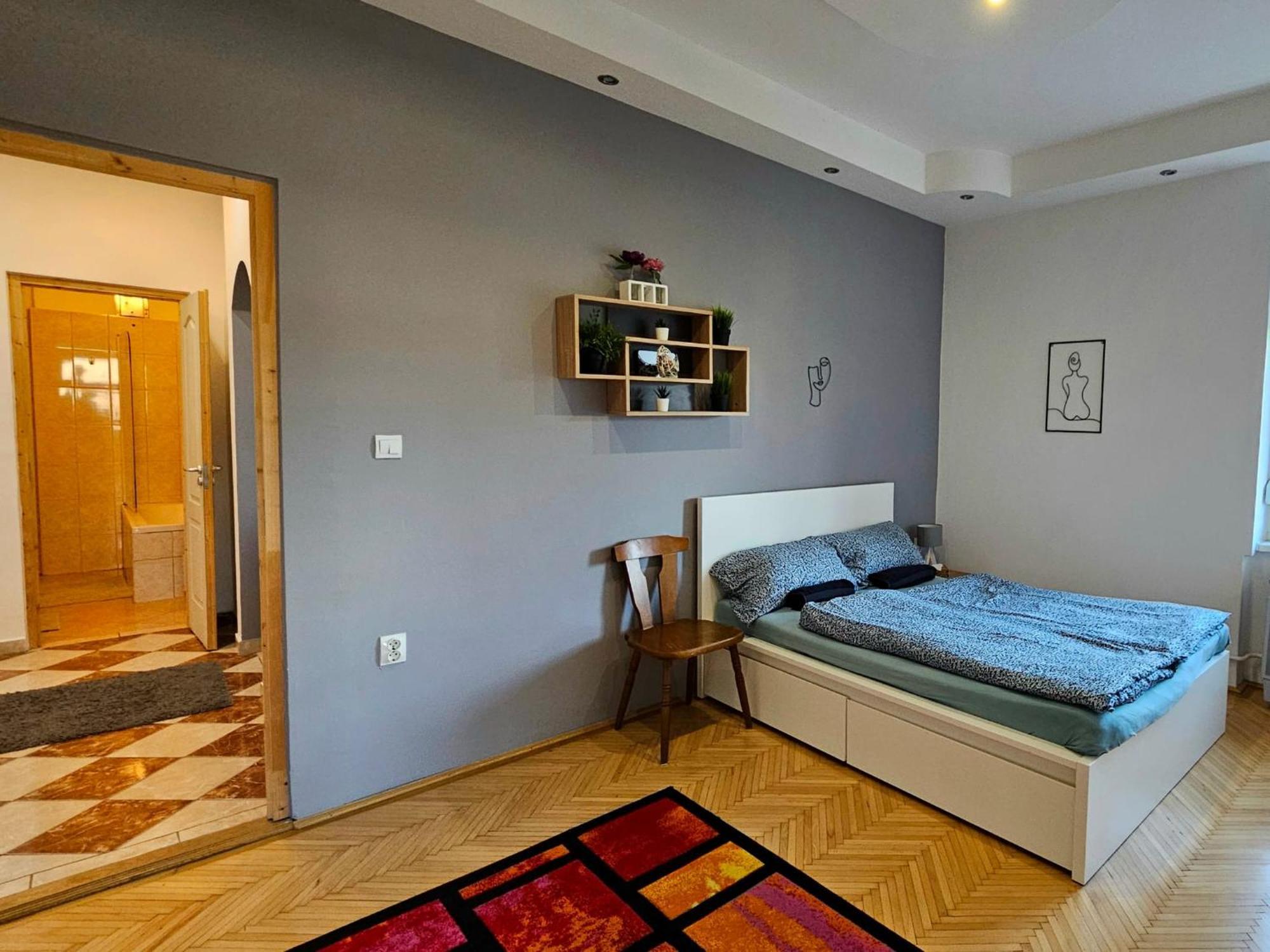 Lovely Central Apartment With Free Parking, Koezponthoz Koezeli 3 Szobas Lakas Дьєр Екстер'єр фото
