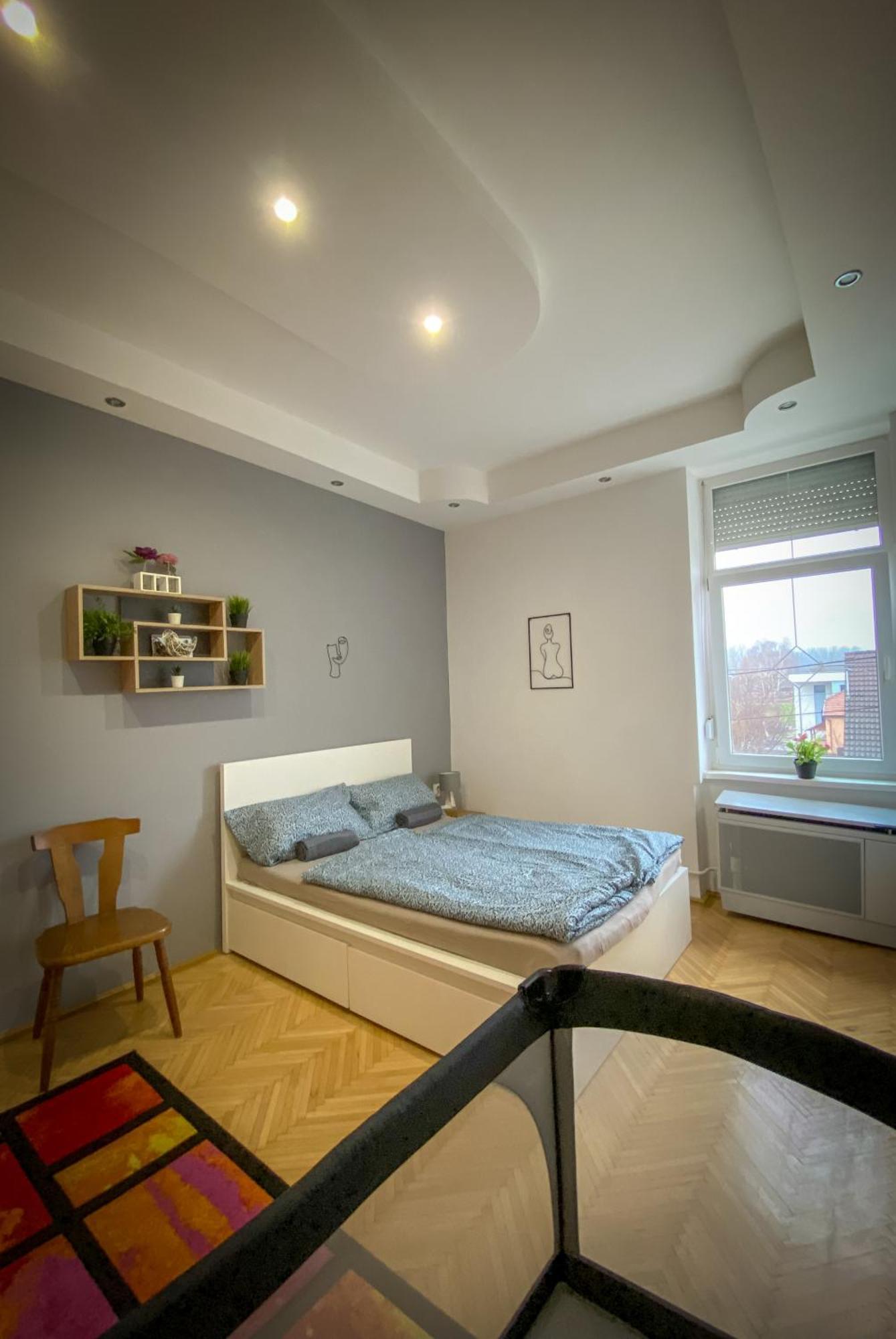 Lovely Central Apartment With Free Parking, Koezponthoz Koezeli 3 Szobas Lakas Дьєр Екстер'єр фото