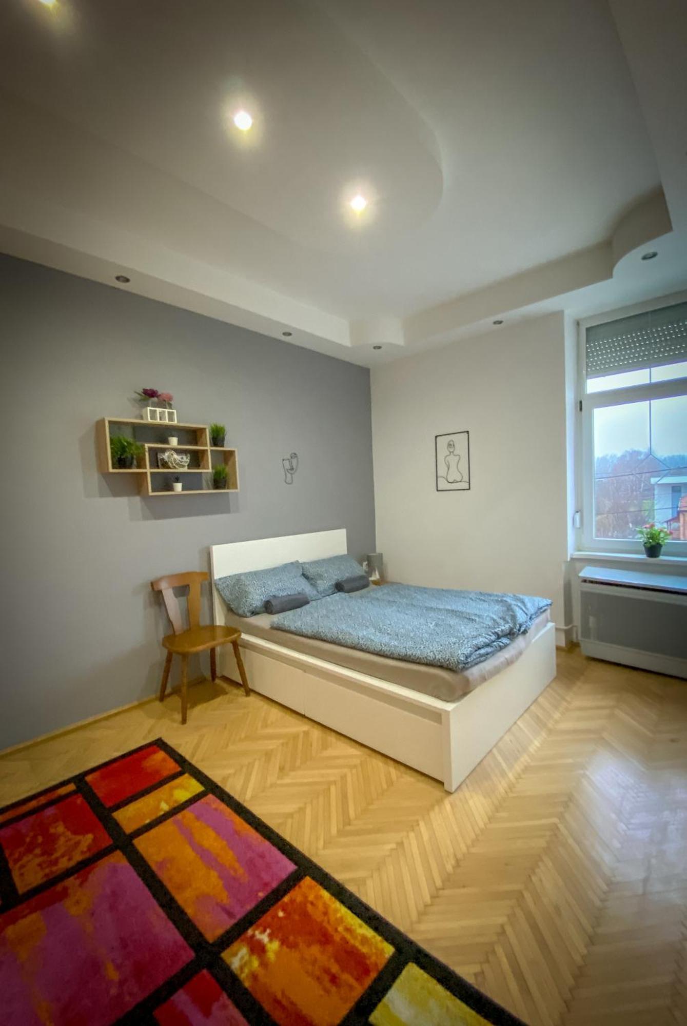 Lovely Central Apartment With Free Parking, Koezponthoz Koezeli 3 Szobas Lakas Дьєр Екстер'єр фото