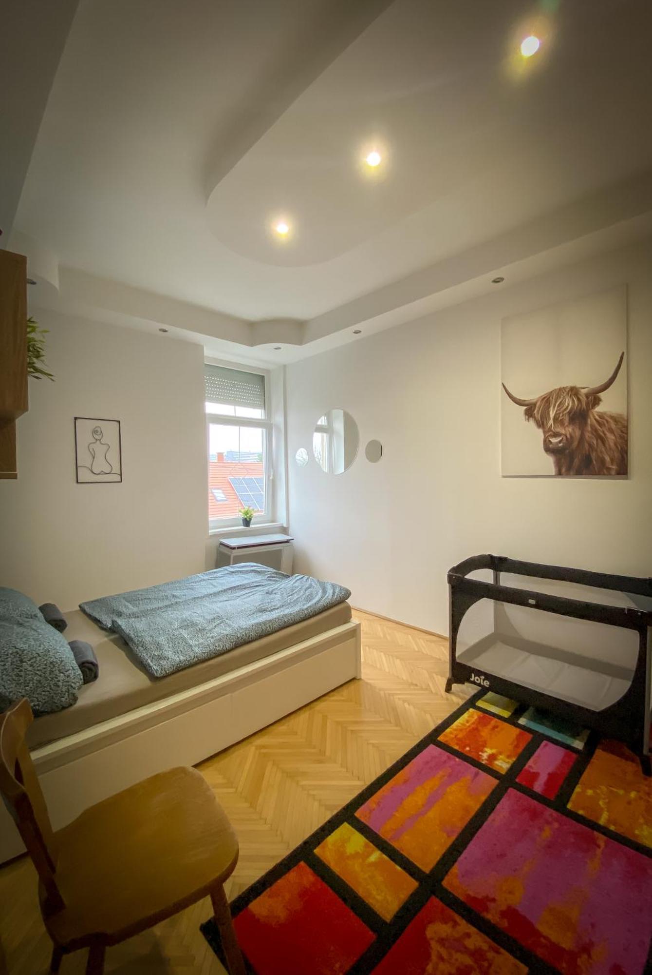 Lovely Central Apartment With Free Parking, Koezponthoz Koezeli 3 Szobas Lakas Дьєр Екстер'єр фото