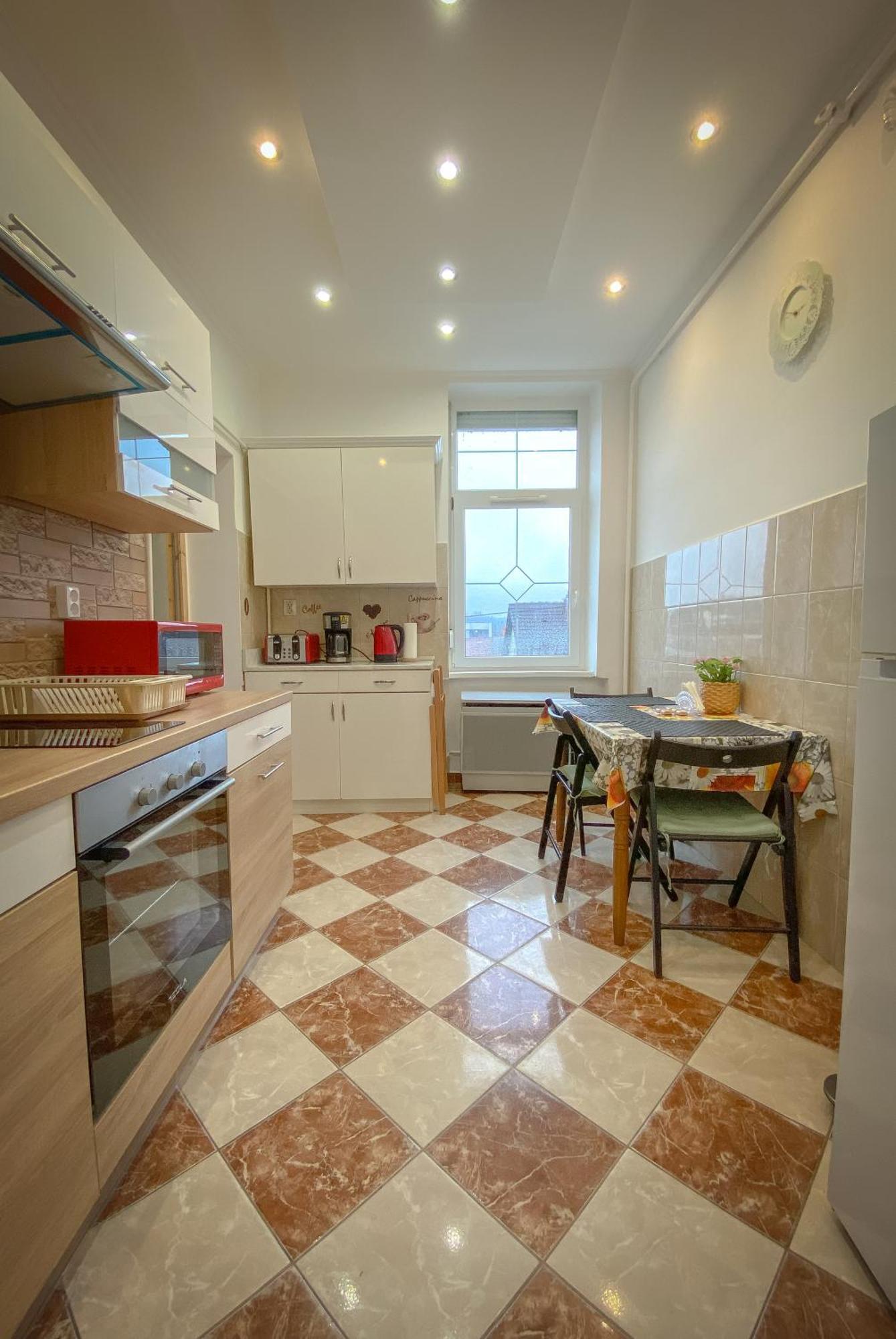 Lovely Central Apartment With Free Parking, Koezponthoz Koezeli 3 Szobas Lakas Дьєр Екстер'єр фото