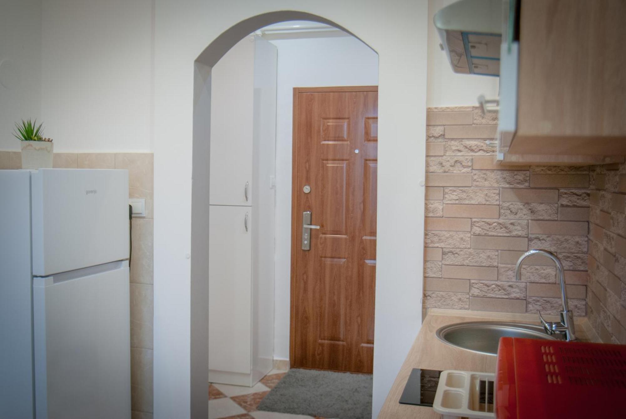 Lovely Central Apartment With Free Parking, Koezponthoz Koezeli 3 Szobas Lakas Дьєр Екстер'єр фото